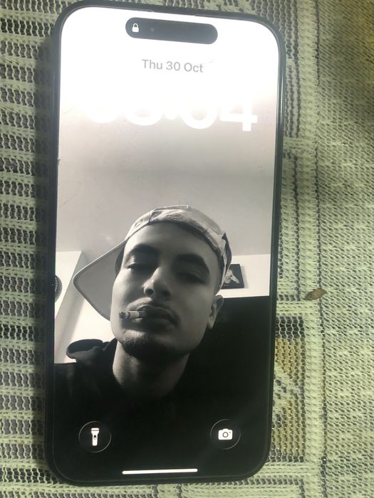 iPhone 15 pro spart pe spate