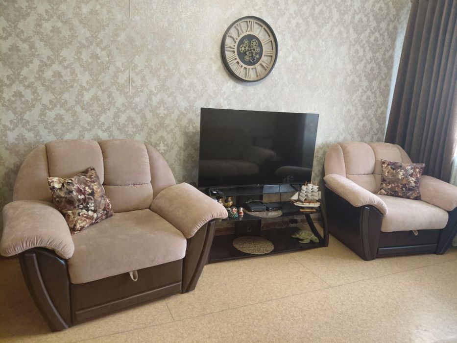 Продам мягкую мебель, комплект диван и два кресла.