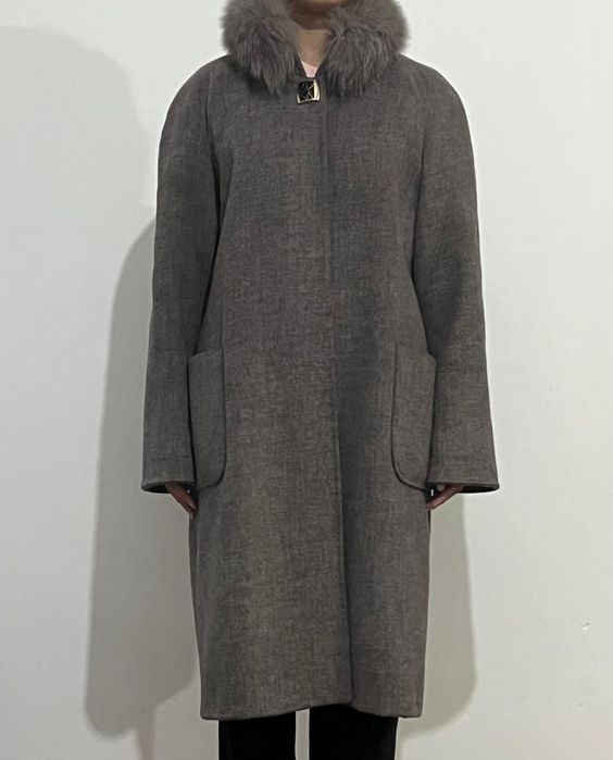Женское пальто с меховым воротником