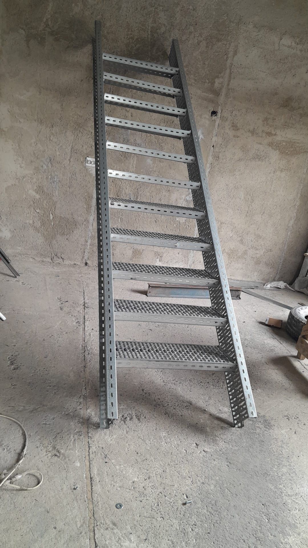 Scara metalică zincata 4mm grosime m