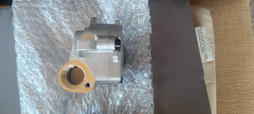 Продавам маслена помпа и долна лагерна помпа за пасат цц 2008г 2.0 тди