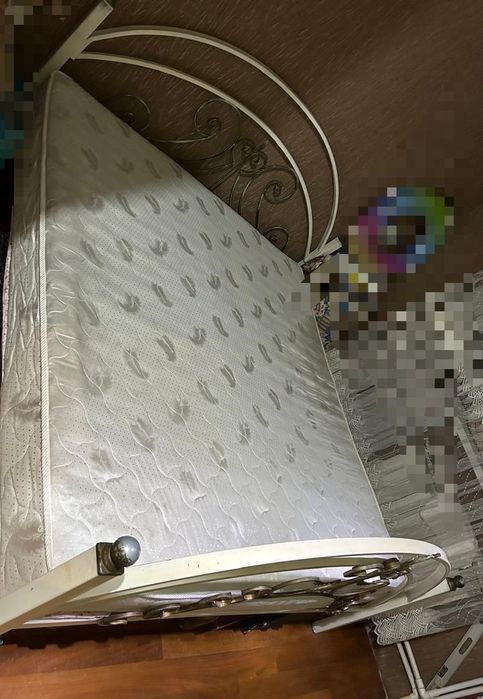 Продаётся стол,стулья и кровать