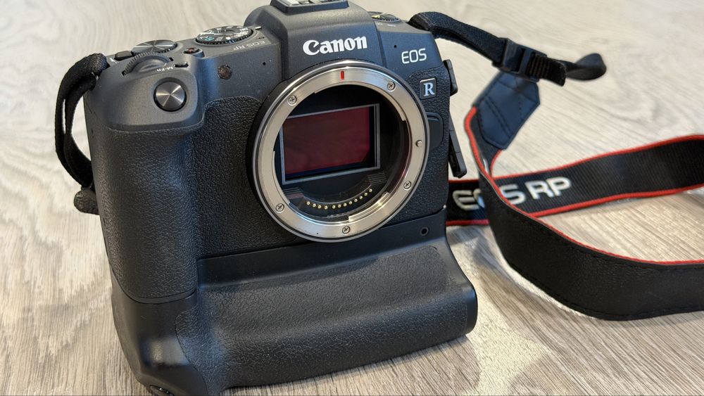 Aparat de fotografiat mirrorless Canon EOS RP cu grip si 2 baterii