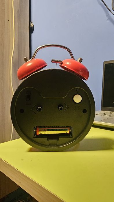 Червен будилник.