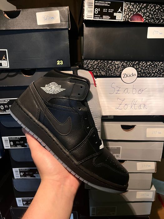 Jordan 1 mid black metallic