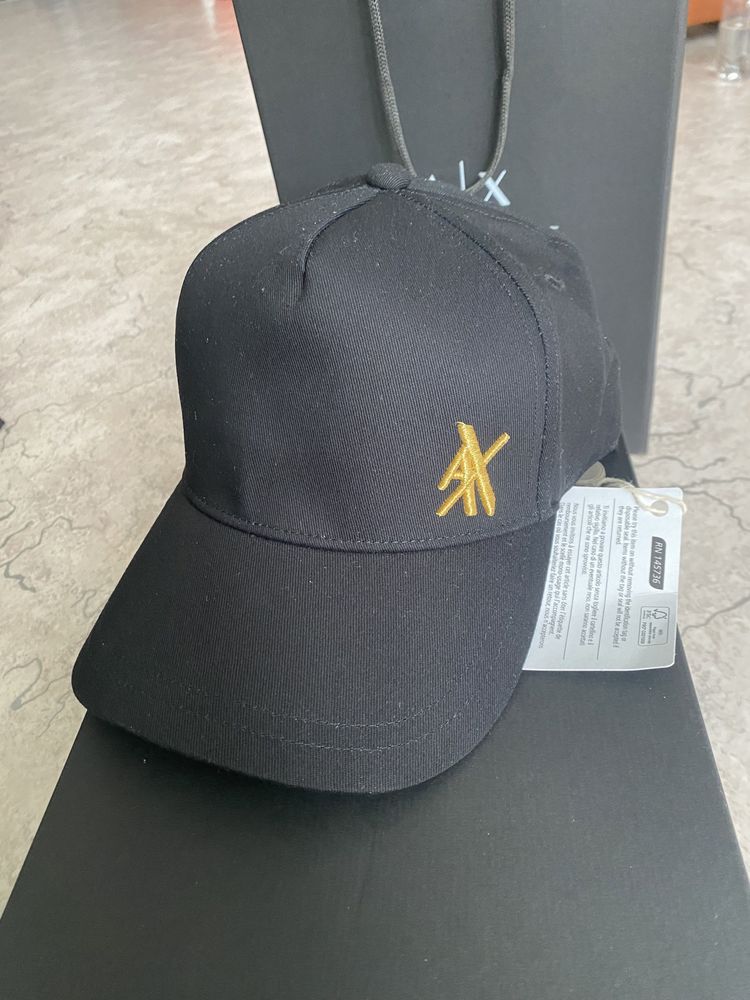 Продам кепку Armani Exchange