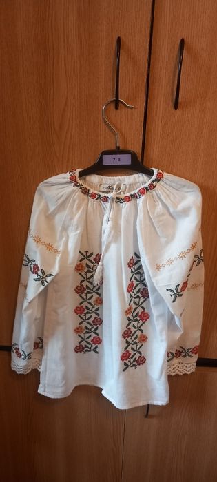 Bluziță tip ie,vârstă 8 ani ,fără pete