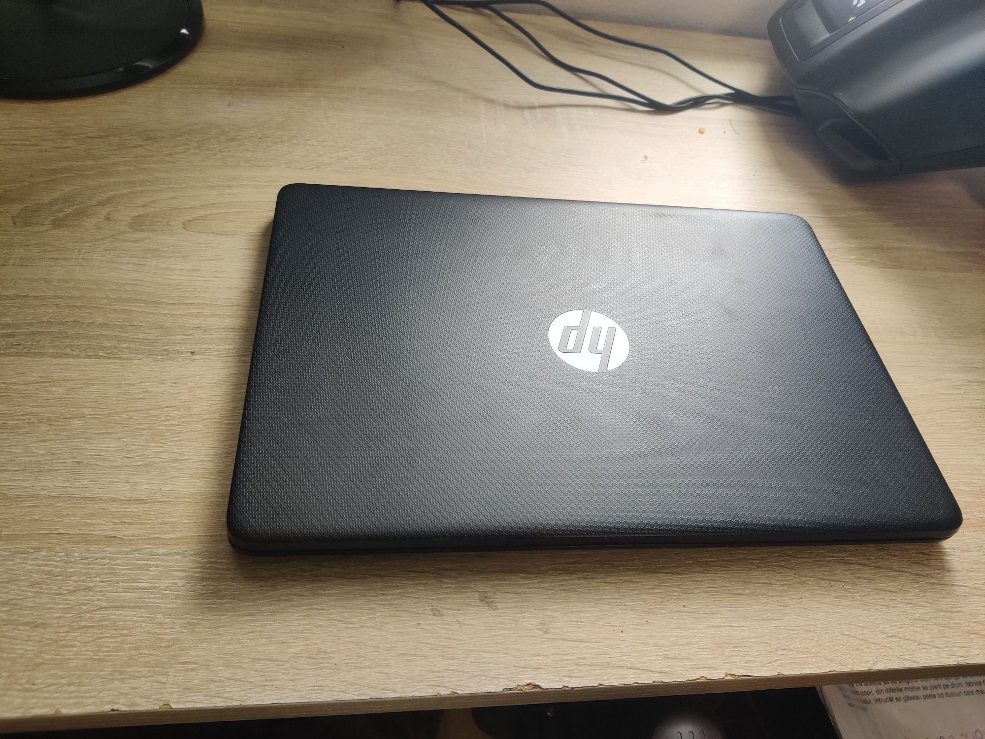 Laptop HP 14s, placa de baza defecta ( contact cu lichide )