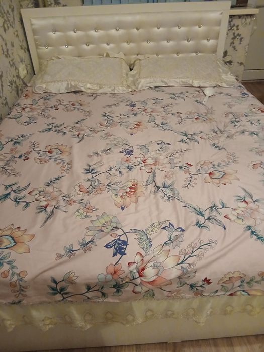 Продаётся б/у двухспальная кровать в хорошом состоянии,