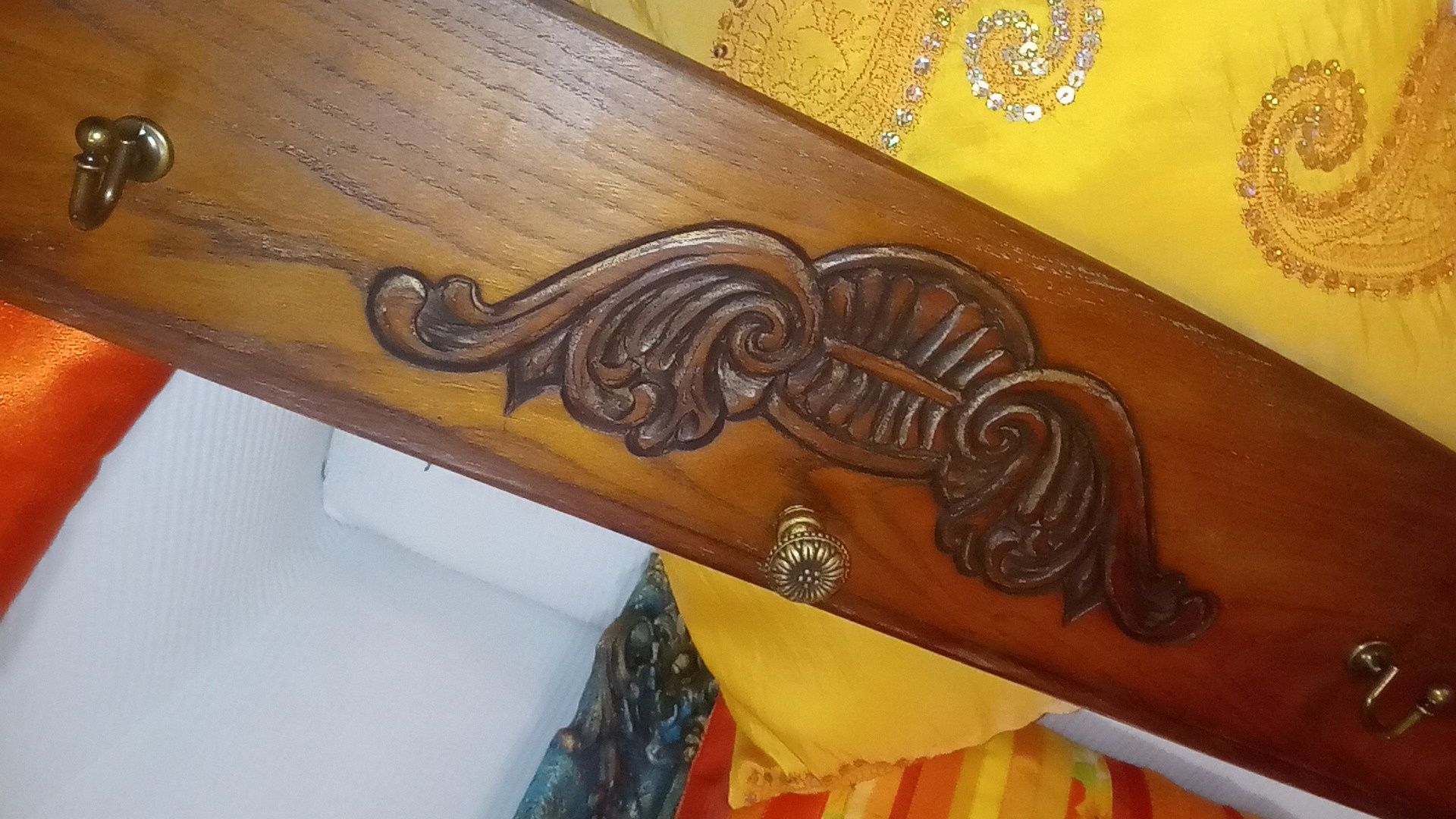 старинна  закачалка с автентична българска дърворезба