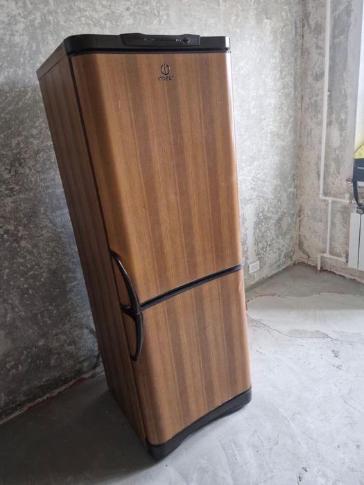 Продам холодильник INDESIT в хорошем рабочем состоянии