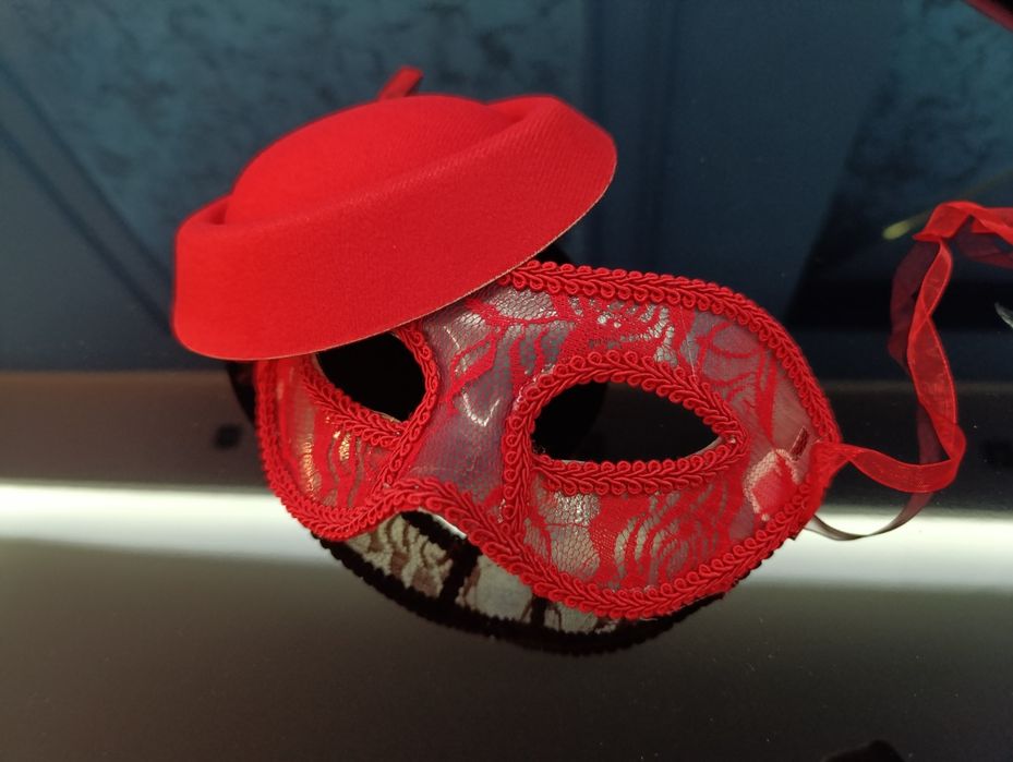 Карнавальная маска и шляпка-таблетка,черный и красный цвет