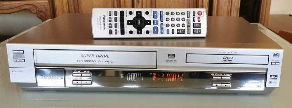 Combo Panasonic SVHS video recorder - DVD si CD nou