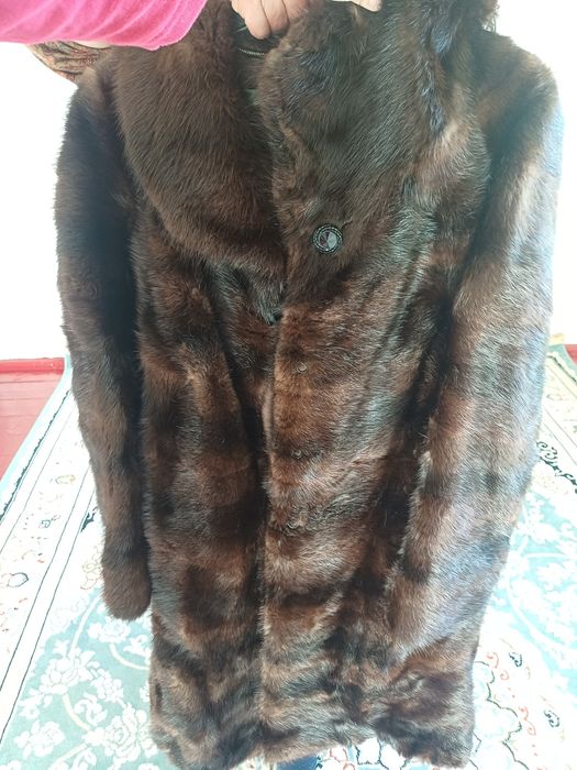 Шуба сатылады бағасы 150000 мың тнг Іші сырты новый көп киілмеген.