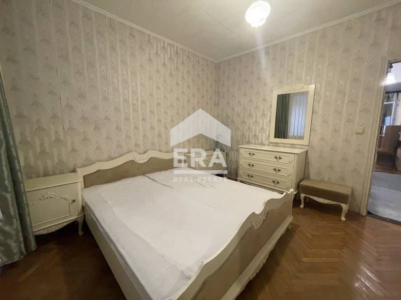 Тристаен, частично обзаведен апартамент за продажба, с отделна кухня,