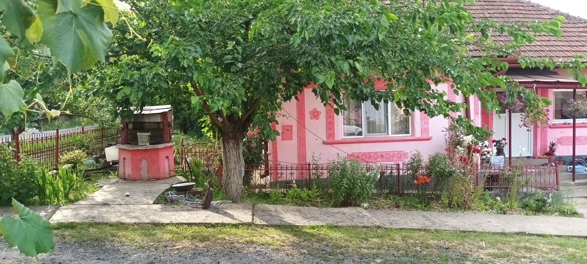 Vand casă cu anexa gospodaresti