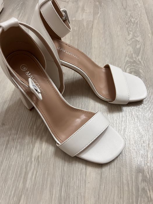 Продам женские босоножки с каблуком