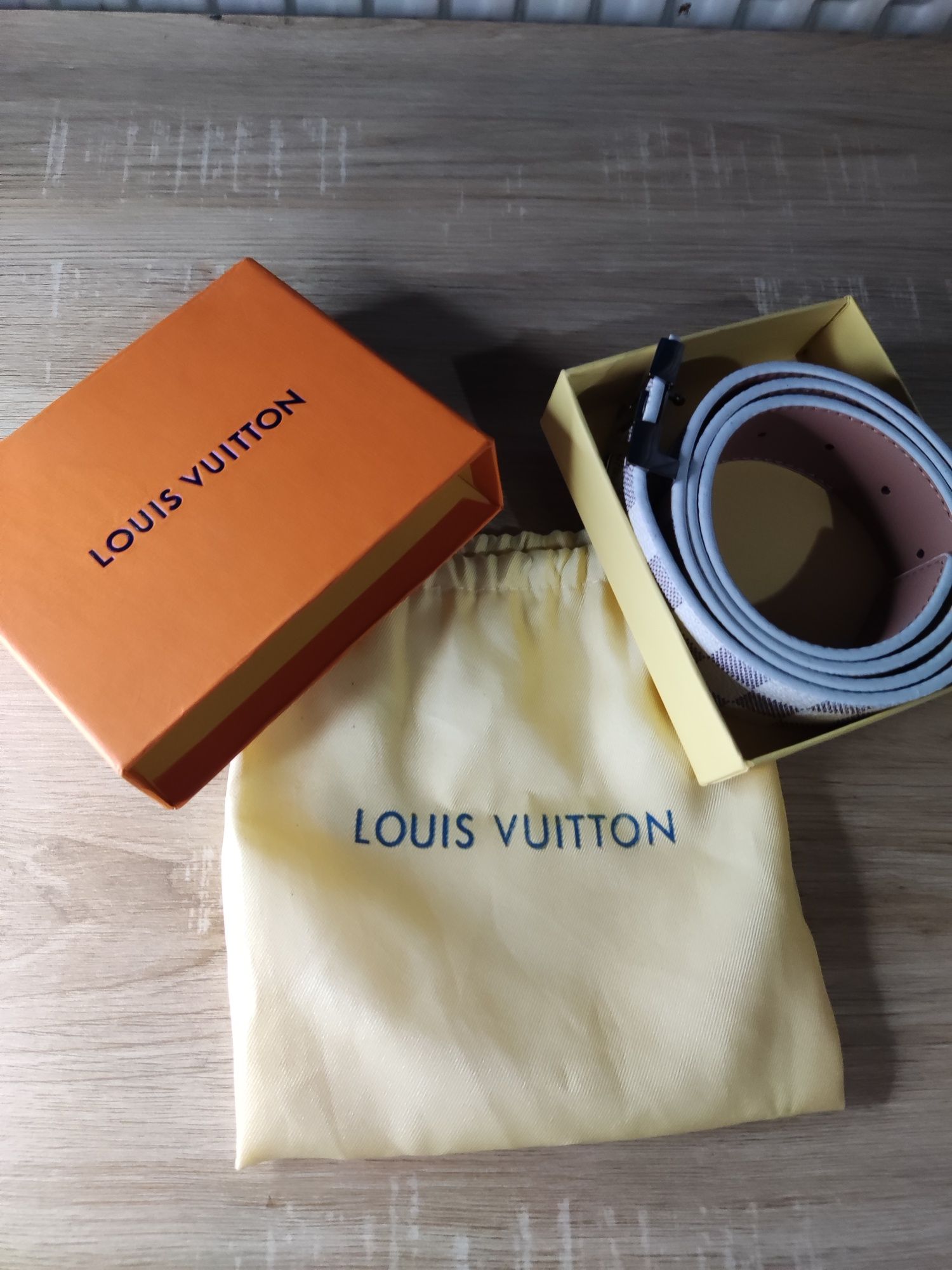 Curea Louis Vuitton alba