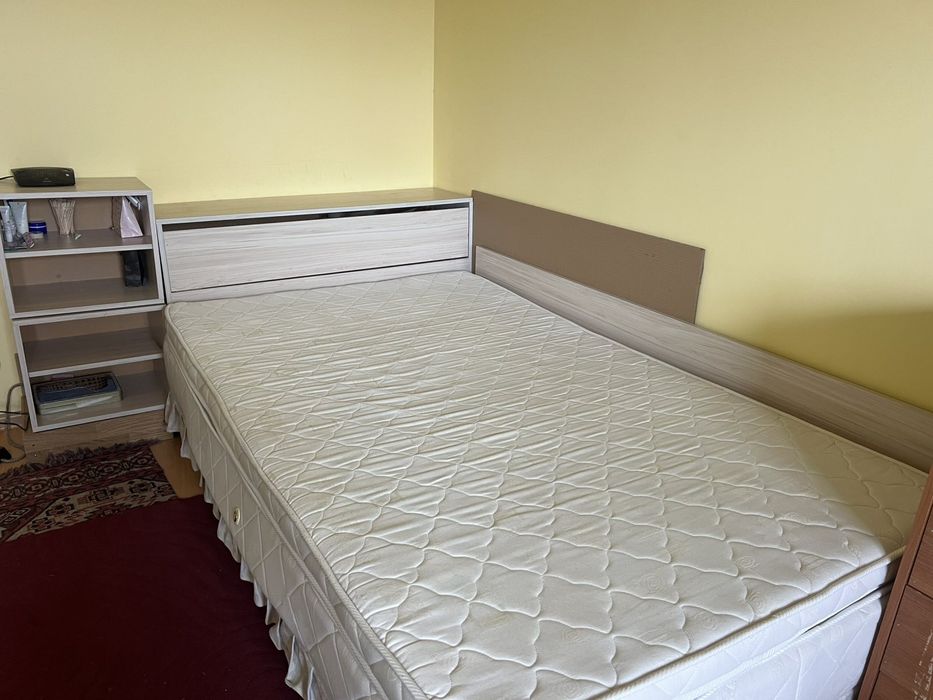 Спалня с матрак и нощни шкафчета плюс матрак