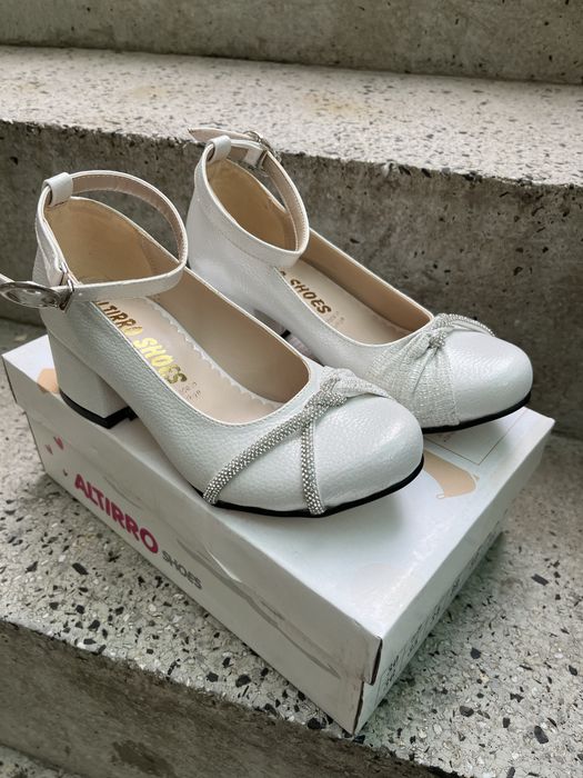 Официални детски обувки на ток