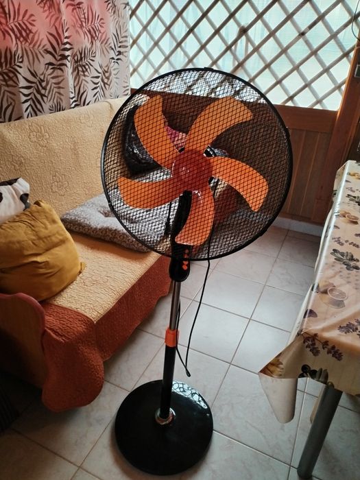 Vând ventilator de podea Daewoo.