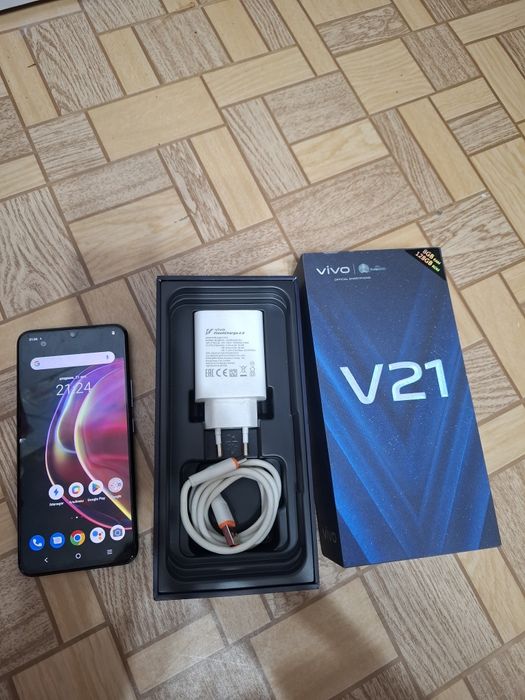 Телефон Vivo V21