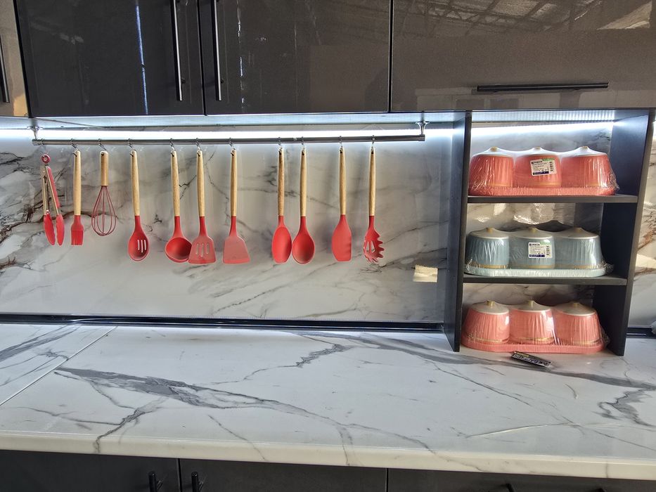 Кухня мебел  5×3 высота 2.40м