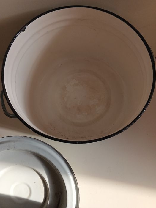 Кастрюля эмалированная.