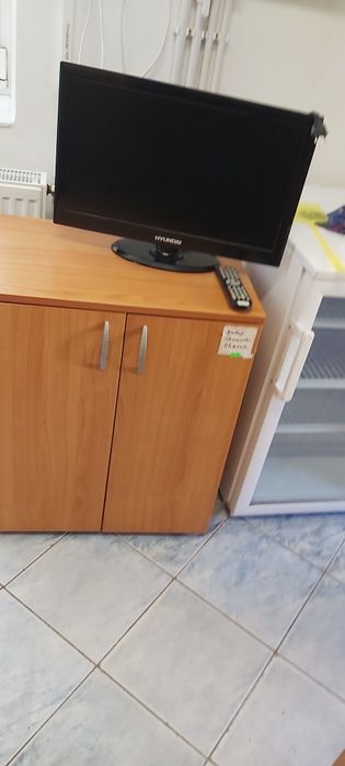 Vând 2 vitrine frigorifice, cantar electronic 3 rafturi de lemn .