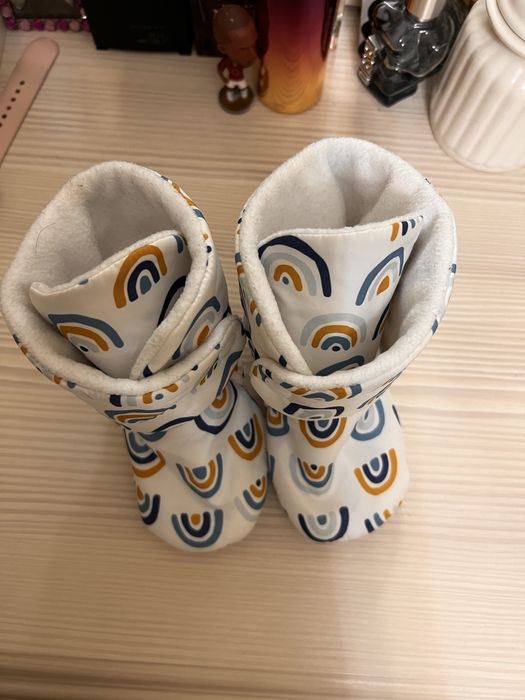 Продам дутики на зиму. На возраст 9-12 месяцев.