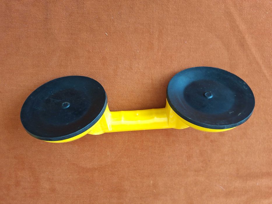 Dispozitiv cu ventuza dubla pentru transportarea sticlei