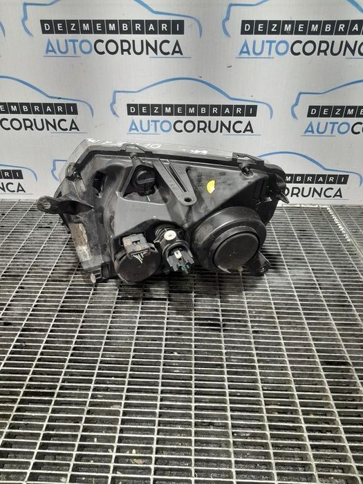 Far Dreapta Dacia Duster 2010 - 2013 SUV 4 Usi (1090) Fara xenon