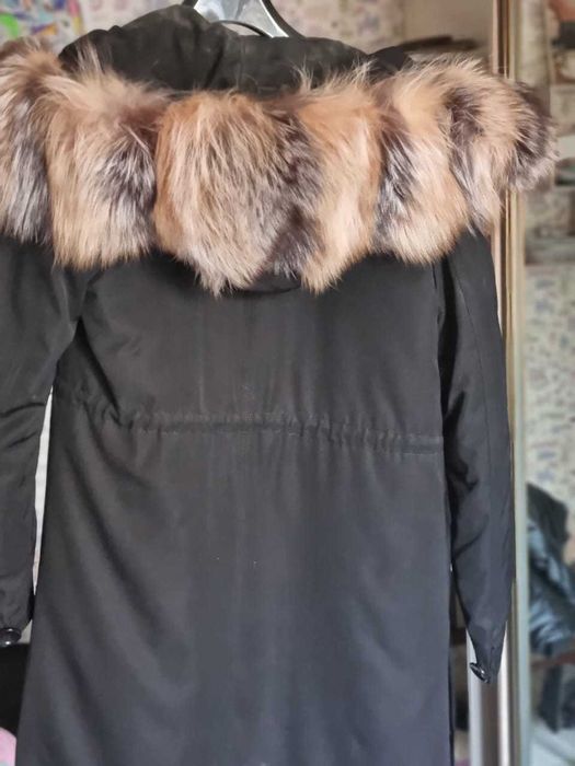 Продам зимнюю парку с мехом енота