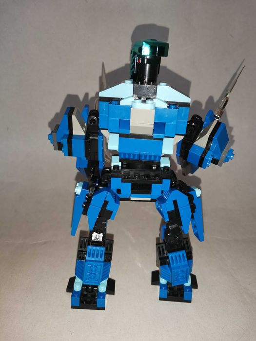 Играчка - робот от над 200 части тип "Лего"