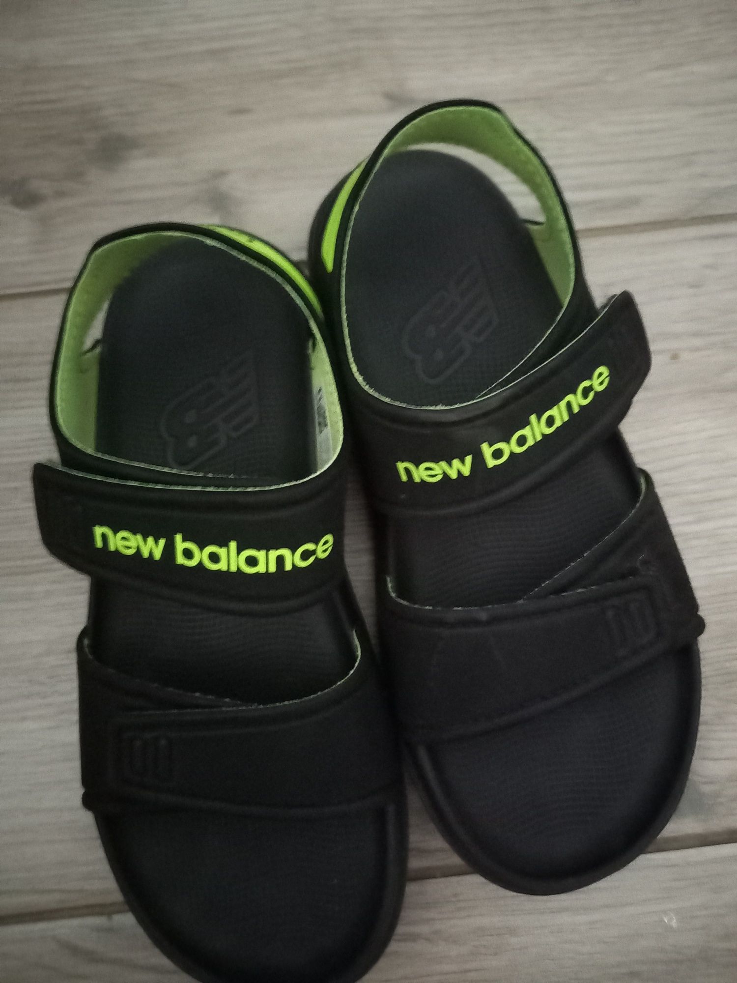 Vând sandale universale,New balance originale, mărimea 29