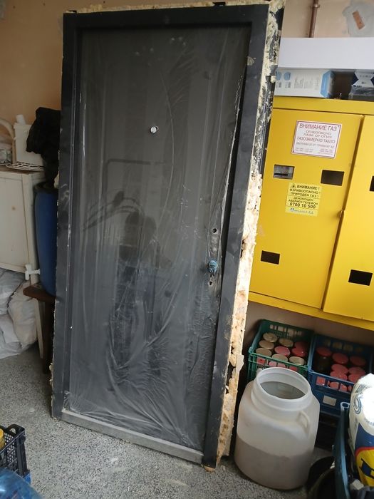 Продавам входна врата