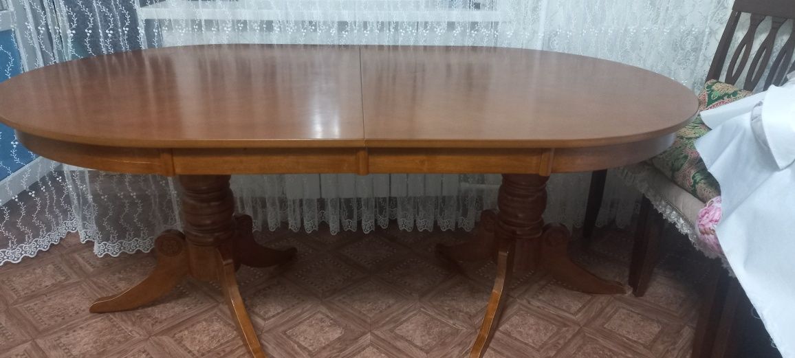 Срочно продаётся стол в отличном состоянии