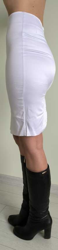 Бяла сатенена пола