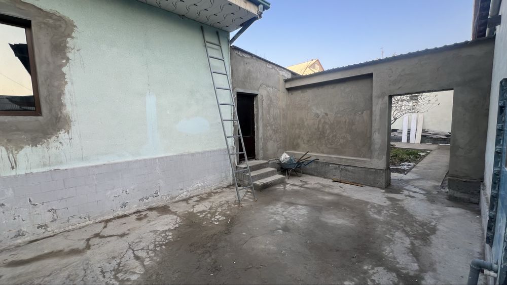 Уй сотилади. 9 соток 2 каватли.