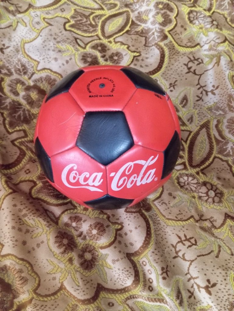 Мяч со знаком кока колы