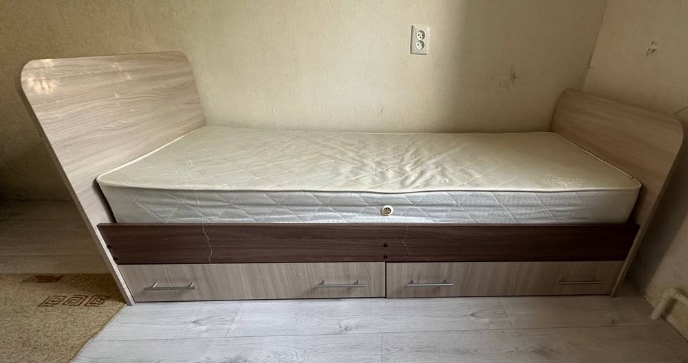 Детская кровать, состояние отличное с выдвижной ящиками