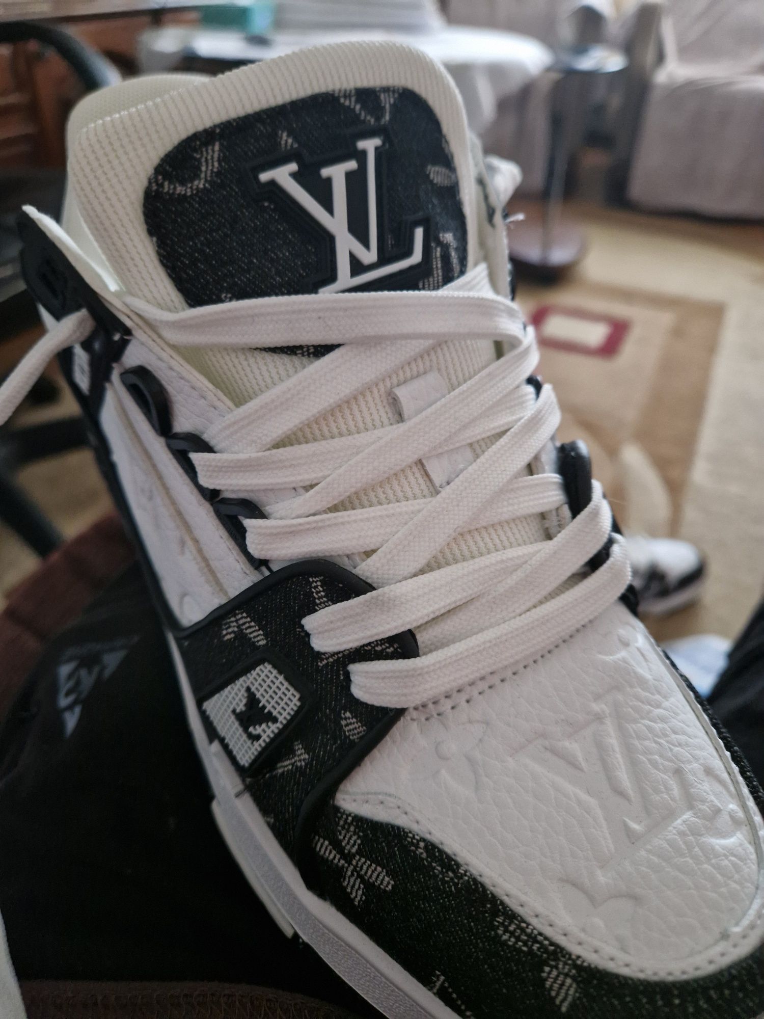 Lv trainer maxi negru si alb