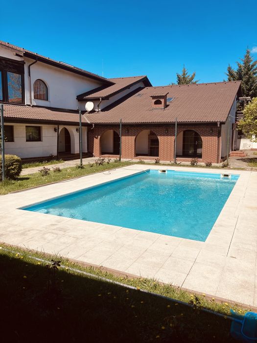 Inchiriez vila  cu curte mare