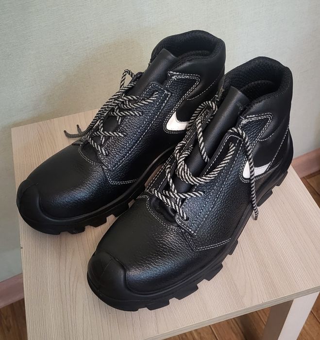 Рабочие ботинки и сапоги