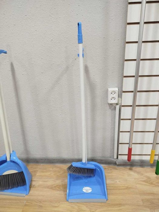 Комплект для уборки: веник и совок.