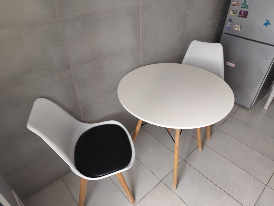 Masa și două scaune bucătărie