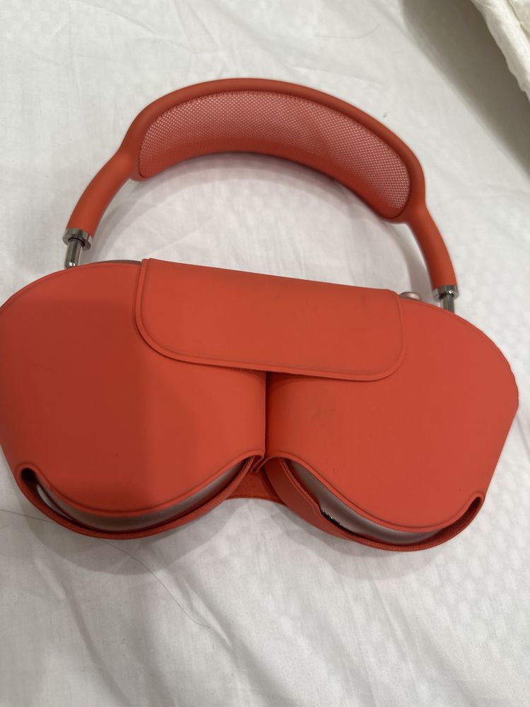 Air pods max в красном цвете