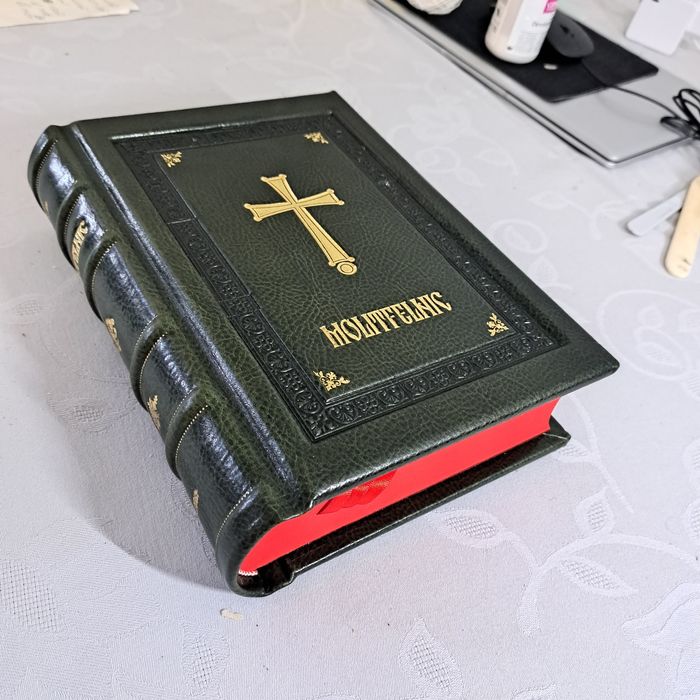 Molitfelnic legat in piele naturala.