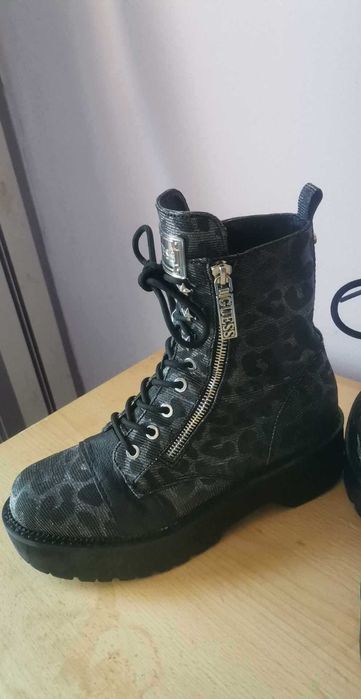 Есенни боти Guess