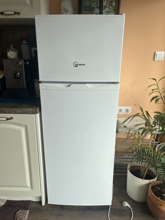 Бял хладилник Atlantic AT-283 с горна камера